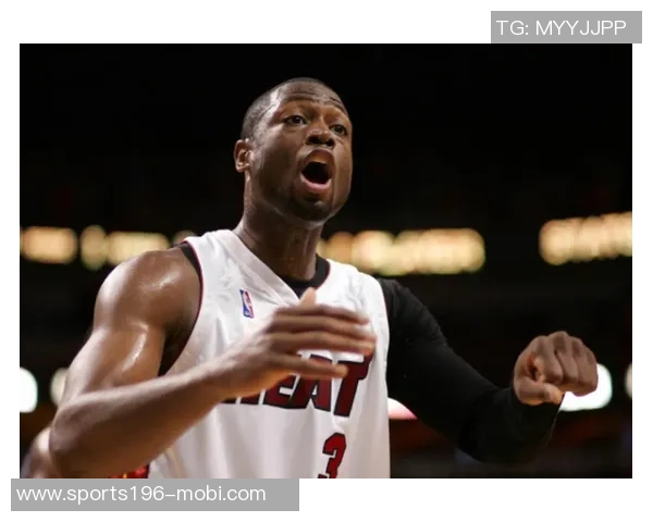 韦德谈新赛季媒体日:球员们穿新衣拍照交流感受乐趣